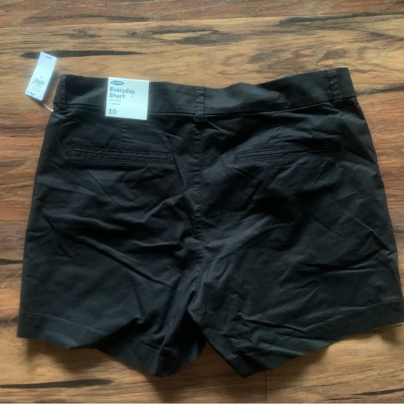 Old Navy w’s 10 - everyday short - mid-rise 5” - black - Picture 2 of 3